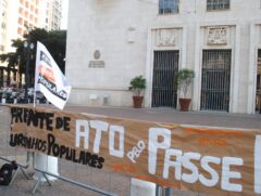 Estudantes de cursinhos populares pressionam a prefeitura pela sanção de um projeto de concessão de passagens gratuitas