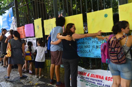 Crianças e pais realizaram um abraço simbólico na escola infantil