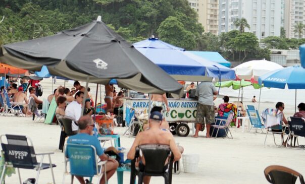 Os ambulantes da cidade de Guarujá não precisarão mais padronizar os carrinhos de praia, sob pena de cassação da licença