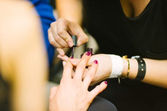Entre os cursos estão o de manicure, camareira, ajudante de cozinha, operador de caixa, inglês para recepção, entre outros