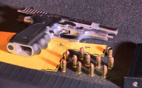 A arma usada no homicídio foi uma pistola calibre 380; o autor do crime seria atirador