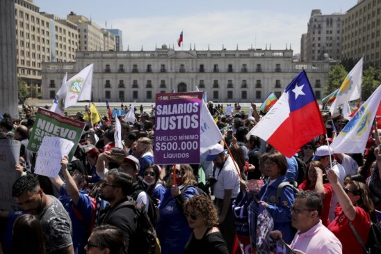 Manifestantes se reuniram em frente ao palácio presidencial de La Moneda, contra as políticas econômicas do governo, ontem