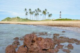 A praia do Calcanhar é o ponto mais próximo da Europa, e está bem na curva do litoral brasileiro. Tem pequenas dunas, areia fofa e suas águas têm ondas fortes, boas para a prática do surfe