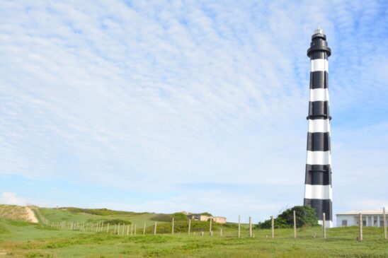 Farol do Calcanhar. É o segundo mais alto do Brasil, com 62 metros de altura e 298 degraus. Mas é o mais antigo: foi construído em 1912, e servia para auxiliar as embarcações nas viagens à noite. Fica na praia de mesmo nome, e está fechado temporariament