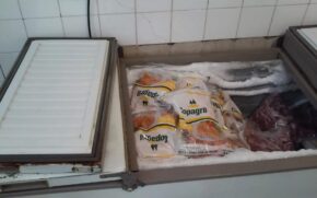 Freezer com porta danificada impede a refrigeração adequada dos alimentos em escola