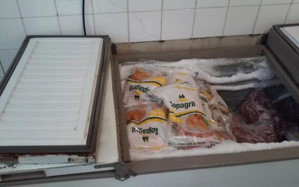 Freezer com porta danificada impede a refrigeração adequada dos alimentos em escola
