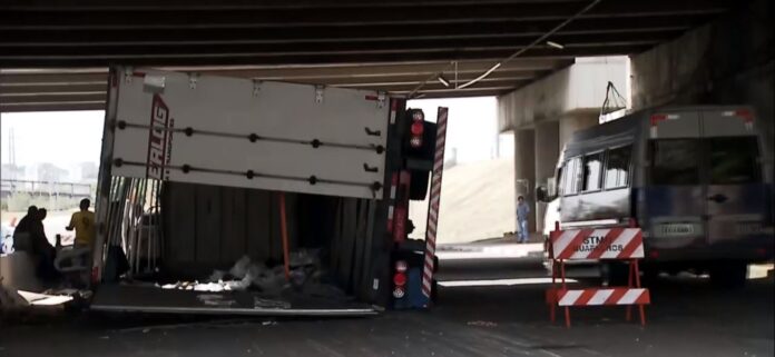 Carreta tombou na noite deste domingo em via de Guarulhos