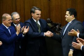 O presidente Jair Bolsonaro cumprimenta o presidente do Congresso Nacional, Davi Alcolumbre