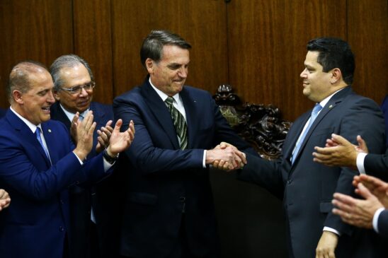 O presidente Jair Bolsonaro cumprimenta o presidente do Congresso Nacional, Davi Alcolumbre