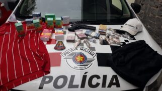 PM prendeu suspeitos de usarem uma arma falsa para roubar antibióticos e mais de R$ 2 mil em dinheiro de uma farmácia