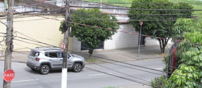 A Câmara Municipal de Santos aprovou projeto que quer acabar com os fios de energia elétrica expostos entre os postes