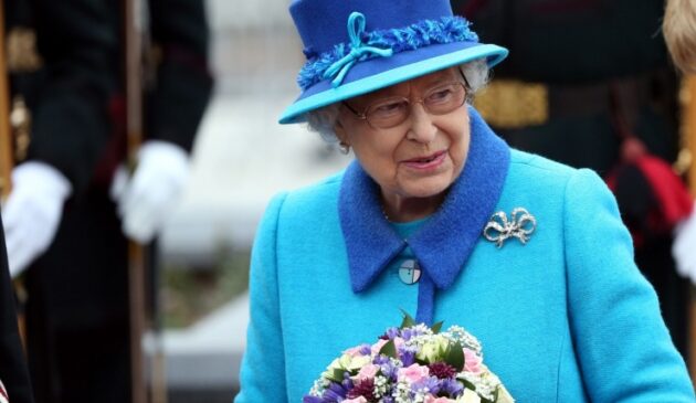 Durante o longo reinado de Elizabeth II, muitos dos símbolos britânicos passaram a levar seu rosto, brasão e iniciais.