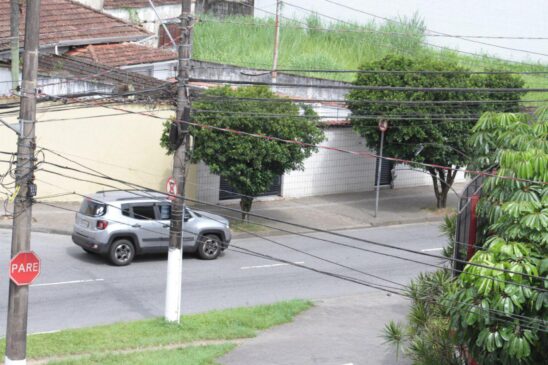 A Câmara Municipal de Santos aprovou projeto que quer acabar com os fios de energia elétrica expostos entre os postes