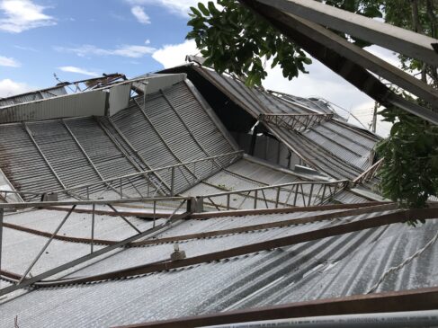 Em Adamantina, o vendaval derrubou árvores e arrancou a cobertura do centro poliesportivo