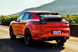 A placa traseira é integrada ao para-choque do Porsche