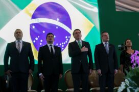 Em cerimônia de formatura de curso para Polícia Federal, Bolsonaro elogiou sua equipe de ministros, entre eles Moro