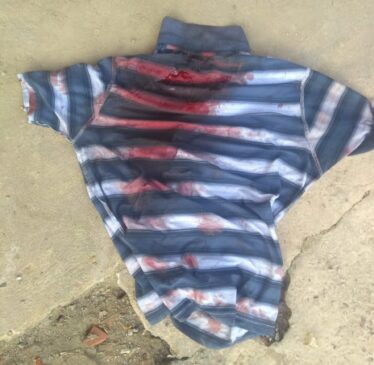 Camisa com manchas de sangue foi apreendida pela polícia; caso foi registrado em Porto Feliz