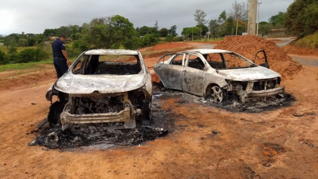 Dois carros utilizados no crime foram encontrados queimados às margens da rodovia Raposo Tavares