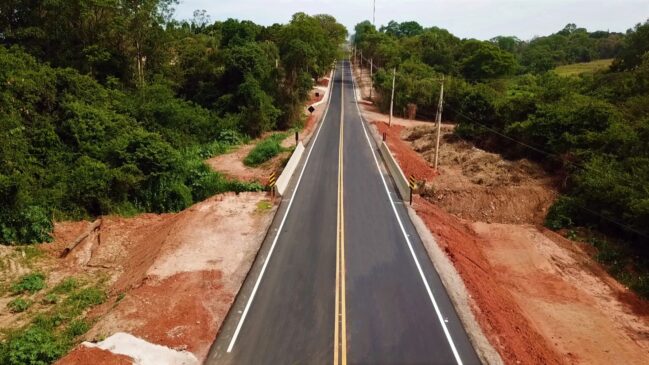 A estrada é o principal ponto de escoamento da produção agrícola do município; pavimentação é a maior obra viária da cidade
