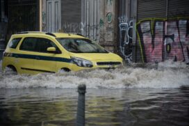 A cidade entrou em estágio de atenção às 11h50, segundo o COR (Centro de Operações Rio). várias ruas da cidade ficaram alagadas
