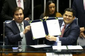 O presidente do Congresso, Davi Alcolumbre (DEM-AP), promulgou ontem a reforma da Previdência