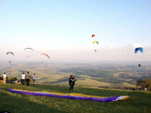 Na Serra do Itaqueri, os praticantes de voo livre conseguem decolar para desfrutar de belos cenários