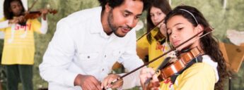 Para poder se inscrever e iniciar os estudos no programa, o interessado precisa estar matriculado em uma escola regular