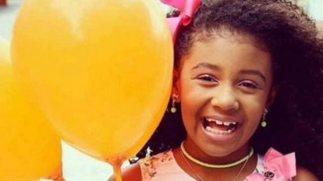 A menina Ágatha Félix, de 8 anos estava dentro de uma Kombi, no Complexo do Alemão, em 20 de setembro, quando foi baleada