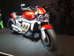 A premium Triumph Rocket 3 R tem o maior motor do mundo
