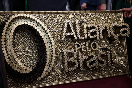 Um artesão fez o logo do partido de Bolsonaro com projéteis de diversos calibres de armas de fogo