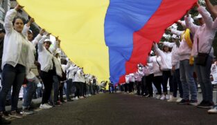 Manifestantes antigovernamentais participaram de marcha pelas ruas de Bogotá, na Colômbia, nesta quinta-feira