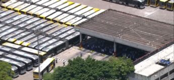 Grupo não permitiu que os veículos deixassem garagem de viação