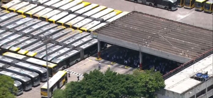 Grupo não permitiu que os veículos deixassem garagem de viação
