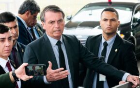 Bolsonaro fala com pessoas na saída do palácio da Alvorada como faz todos os dias