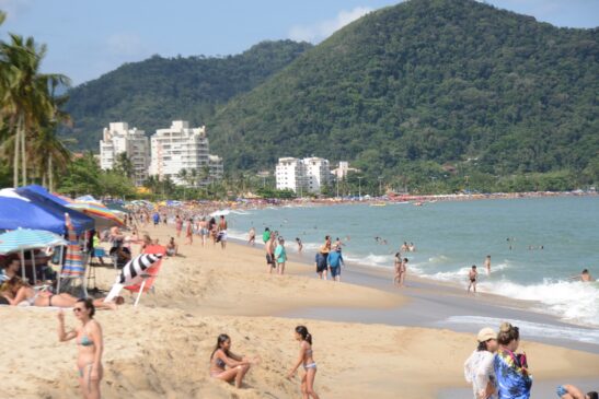 As praias foram tomadas por banhistas, que aproveitaram o feriado mesmo com previsão de chuva