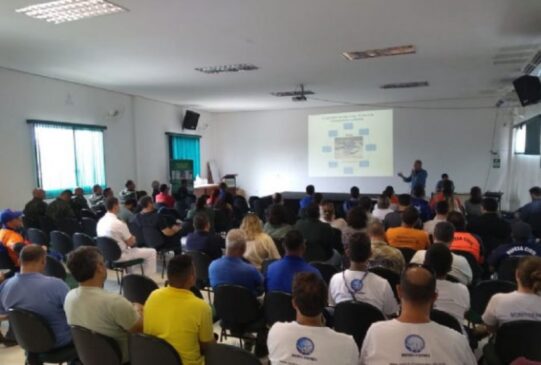 Com 60 pessoas, treinamento teve como base manual da Cetesb