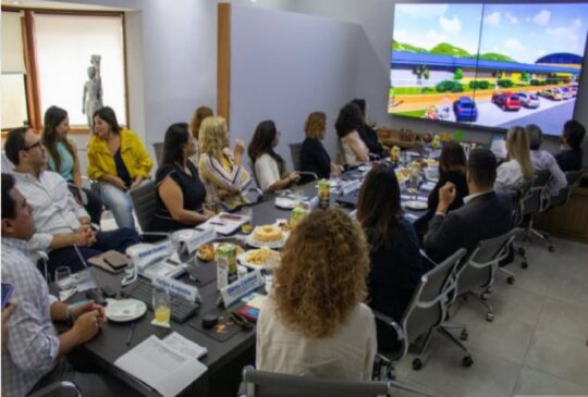 Prefeito Felipe Augusto recebeu uma comitiva da Petrobras na manhã de segunda-feira para apresentação de projeto