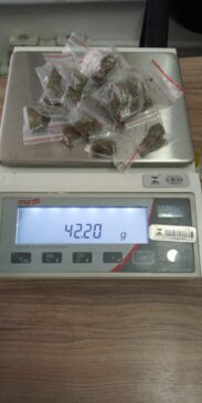 No primeiro dia de operação, a polícia realizou apreensões de crack, maconha e cocaína, além de prender um homem de 27 anos