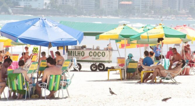 A prefeitura determinou novas regras para os ambulantes que trabalham nas praias do Guarujá, na Baixada Santista
