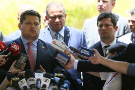 Ao fim do encontro, o presidente do Senado, Davi Alcolumbre, (DEM-AP), falou com a imprensa sobre o acordo firmado