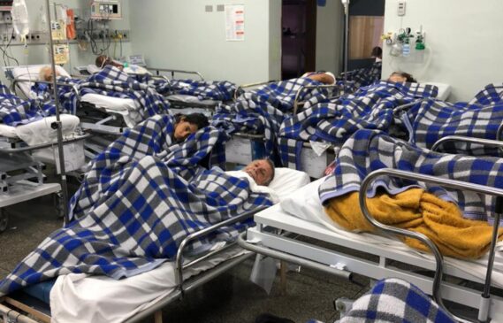 Área de emergência do Hospital Geral Estadual do Itaim Paulista em São Paulo lotada de pacientes