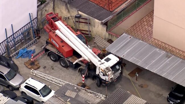 A peça era içada pelo guindaste de uma obra em Osasco, que fica ao lado de um lava-rápido de veículos, onde as vítimas estavam