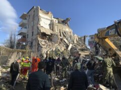 Edifícios desabaram e pessoas ficaram soterradas sob os escombros; terremoto aconteceu na madrugada desta terça-feira
