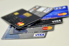 A taxa média do rotativo do cartão de crédito subiu 9,4 pontos percentuais em relação a setembro, chegando a 317,2% ao ano