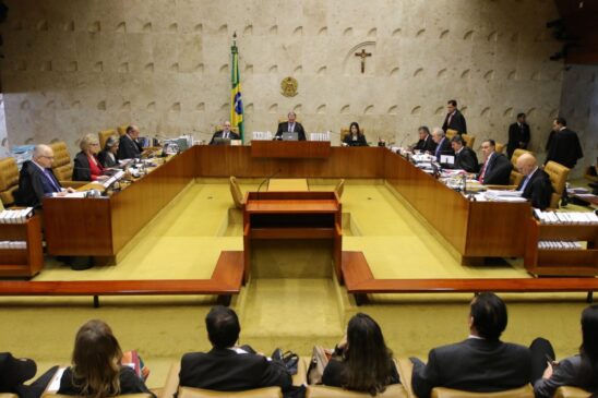 STF julga Ações diretas de inconstitucionalidade (ADINs) sobre tributação de softwares, envolvendo o conflito entre ISS e ICMS