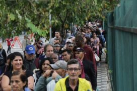 Velório, que está marcado para seguir até esta sexta às 10h, provocou fila gigante em frente à Alesp