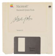 Segundo casa de leilões, quem levar o disquete para casa poderá obter certificado atestando se tratar de um original Macintosh
