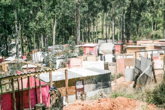 Mais de 170 mil famílias estão com suas moradias ameaçadas