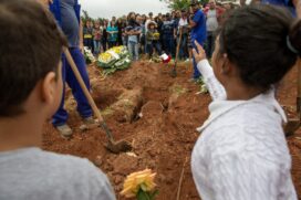 SÃO PAULO, SP, 02.12.2019 - VIOLÊNCIA-SP - O corpo de Denys Henrique Quirino da Silva, 16, é sepultado no cemitério da Nova Cachoeirinha, na zona norte da capital, nesta segunda-feira (2). O garoto foi morto após operação policial em baile funk na comunid