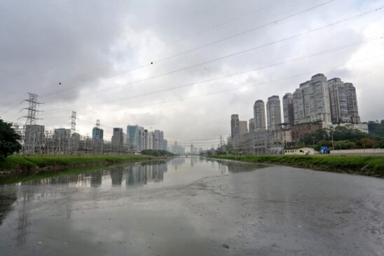 Rio Pinheiros, que cruza parte da zona sul e da zona oeste da capital paulista